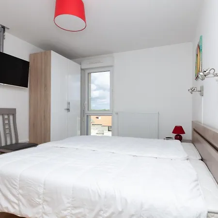 Superbe Neuf A Deux Pas De La Avec Balcon Et Parking Prive A - Fr-1-239-387 *